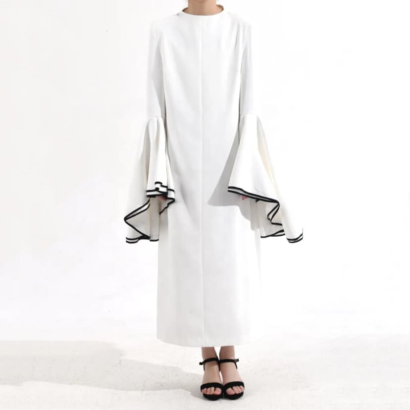OUDINA Robe Blanche Élégante à Manches à Volants pour Femme